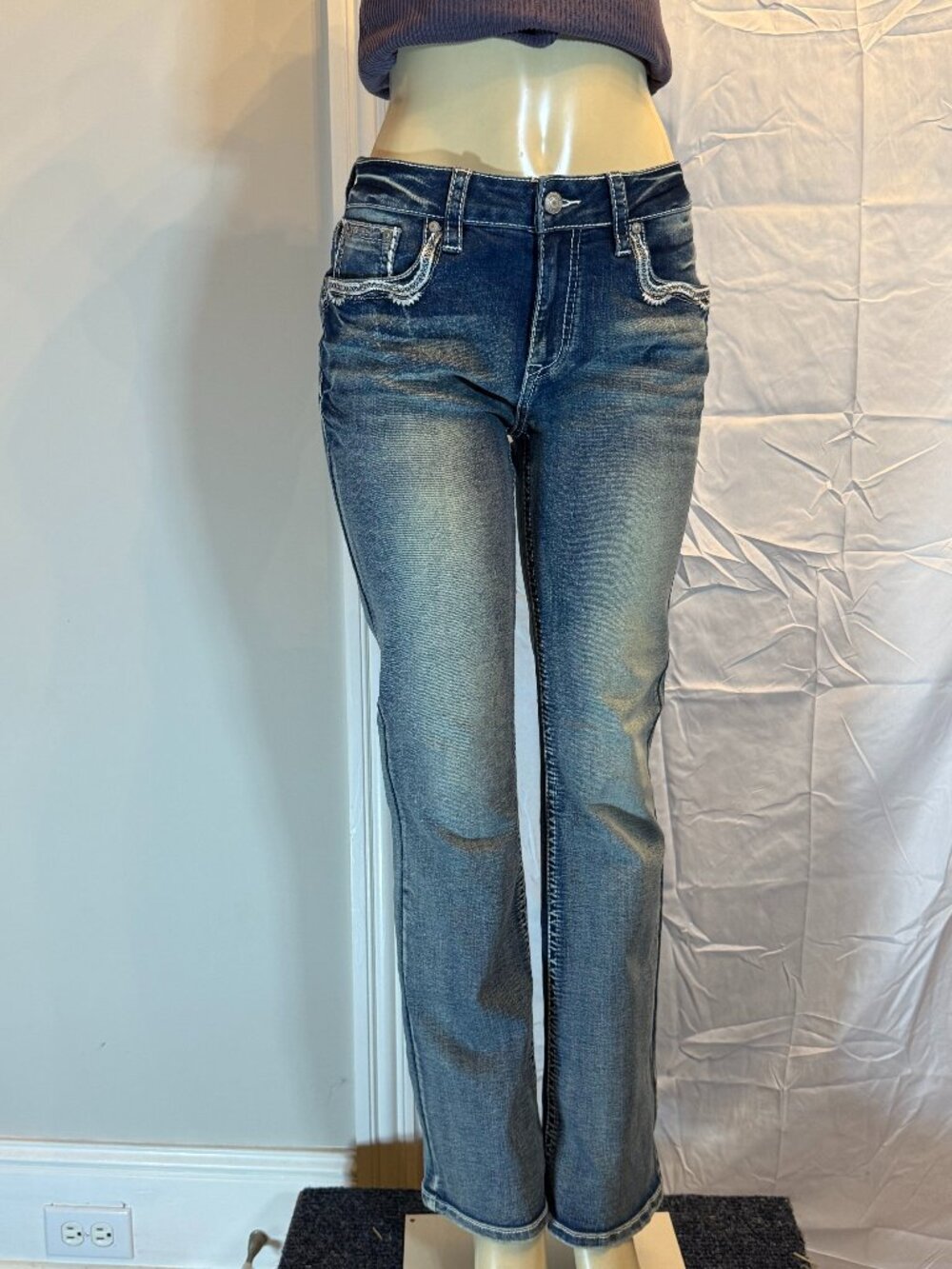 Shyanne Embroidered stretch Blue Jeans Women's 29/32 New with Tags!